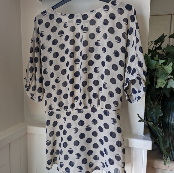 Gorgeous polkadot button front blouse. Med - Picture 4 of 4
